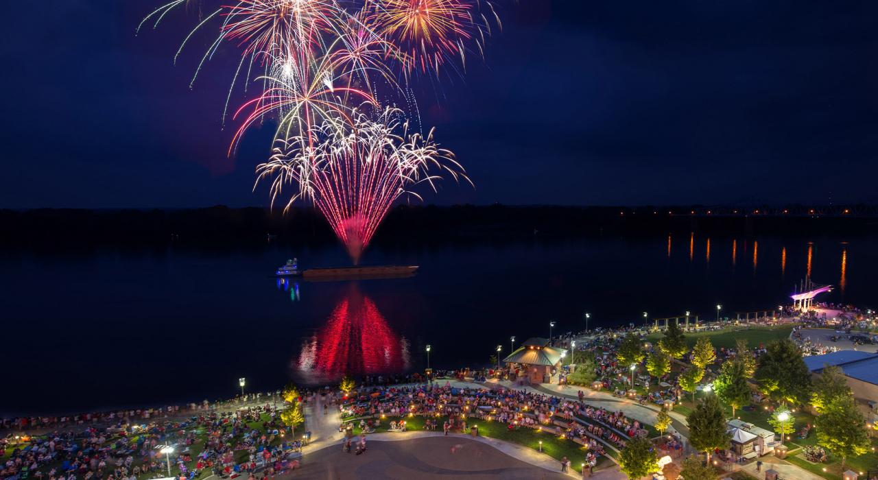 城市河滨的烟火秀