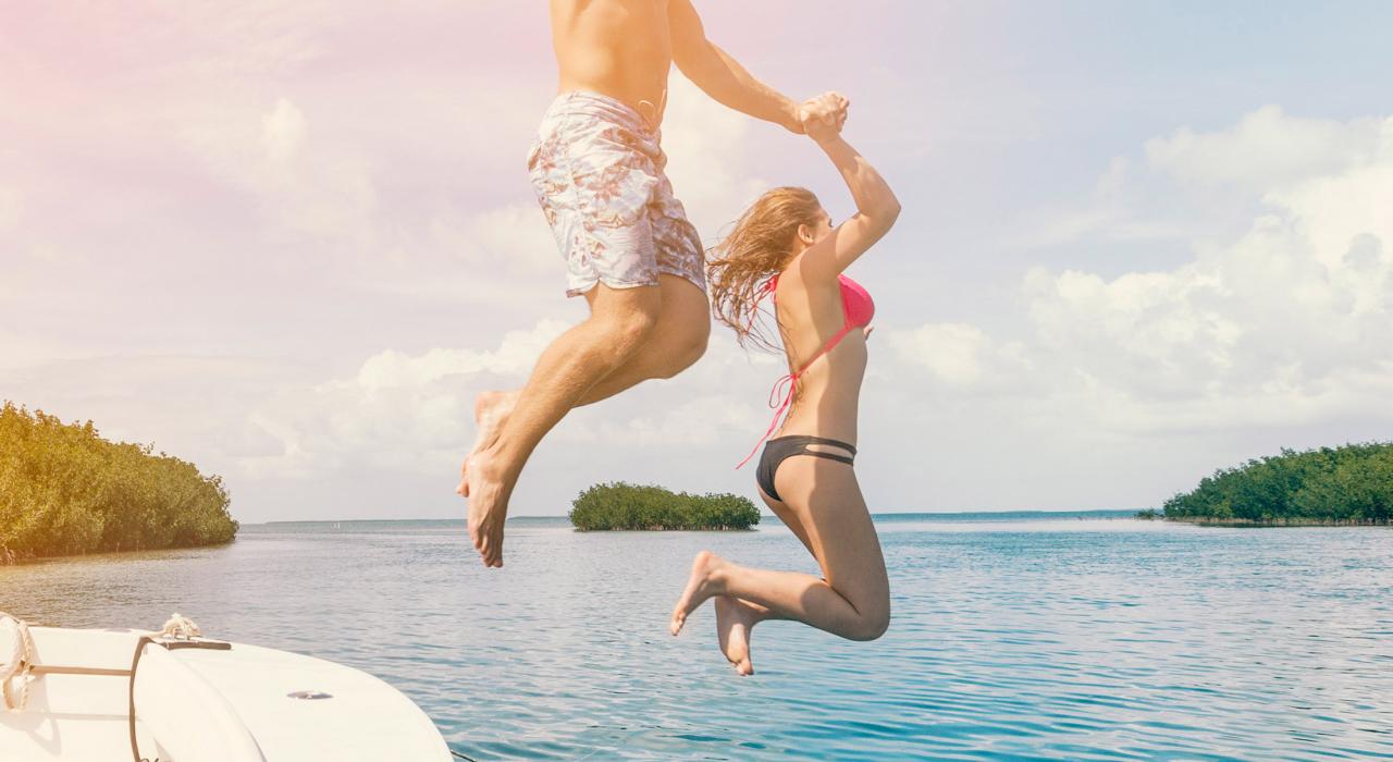 在乘船游览佛罗里达州那不勒斯附近的万岛群岛时跃入水中体验畅游