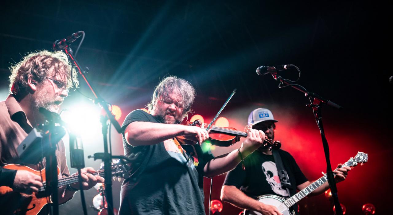 该市著名的 ROMP 蓝草音乐节上的现场蓝草音乐表演