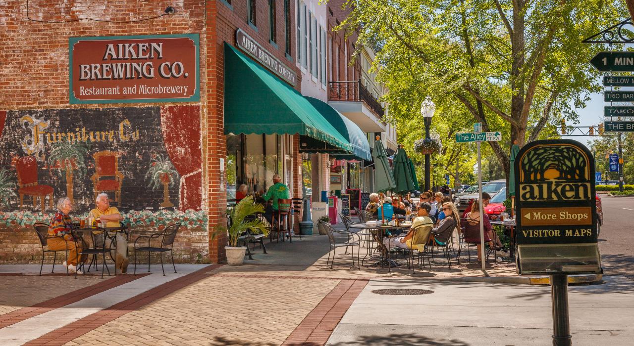 南卡罗来纳州艾肯市中心 Aiken Brewing Company 啤酒厂的露台餐饮