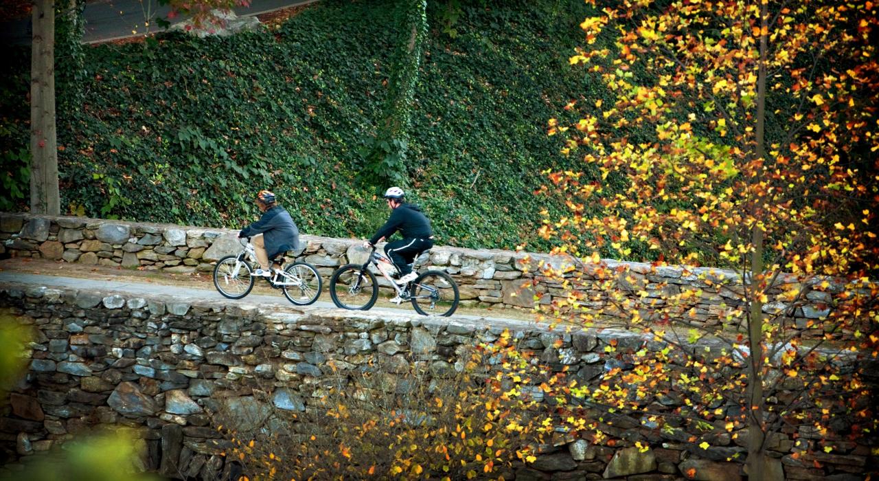 骑行穿越南卡罗来纳州格林维尔的瀑布公园