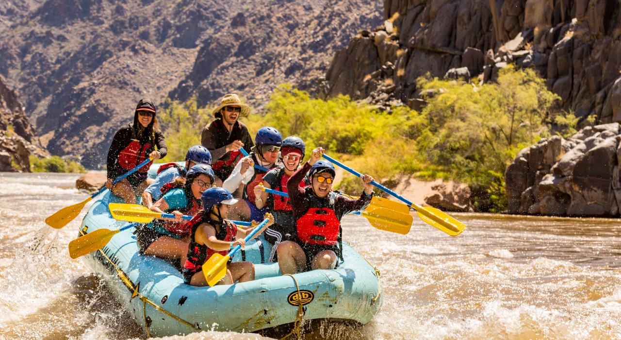 在科罗拉多河体验 Hualapai River Runners 公司组织的白水漂流之旅