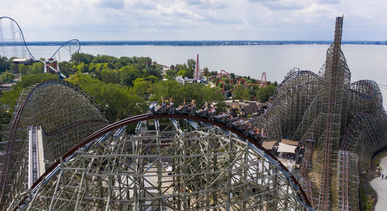 俄亥俄州桑达斯基杉点乐园里惊险刺激的过山车