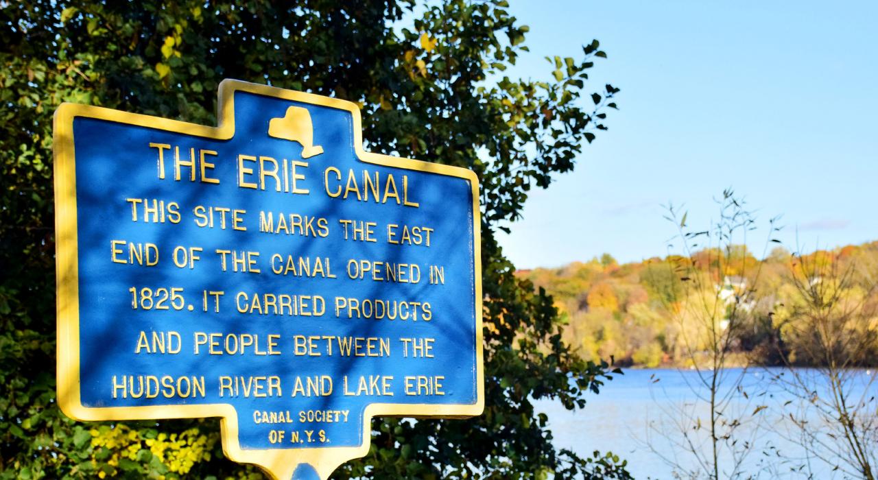 哈德逊河上一处解说牌，标志着著名的伊利运河