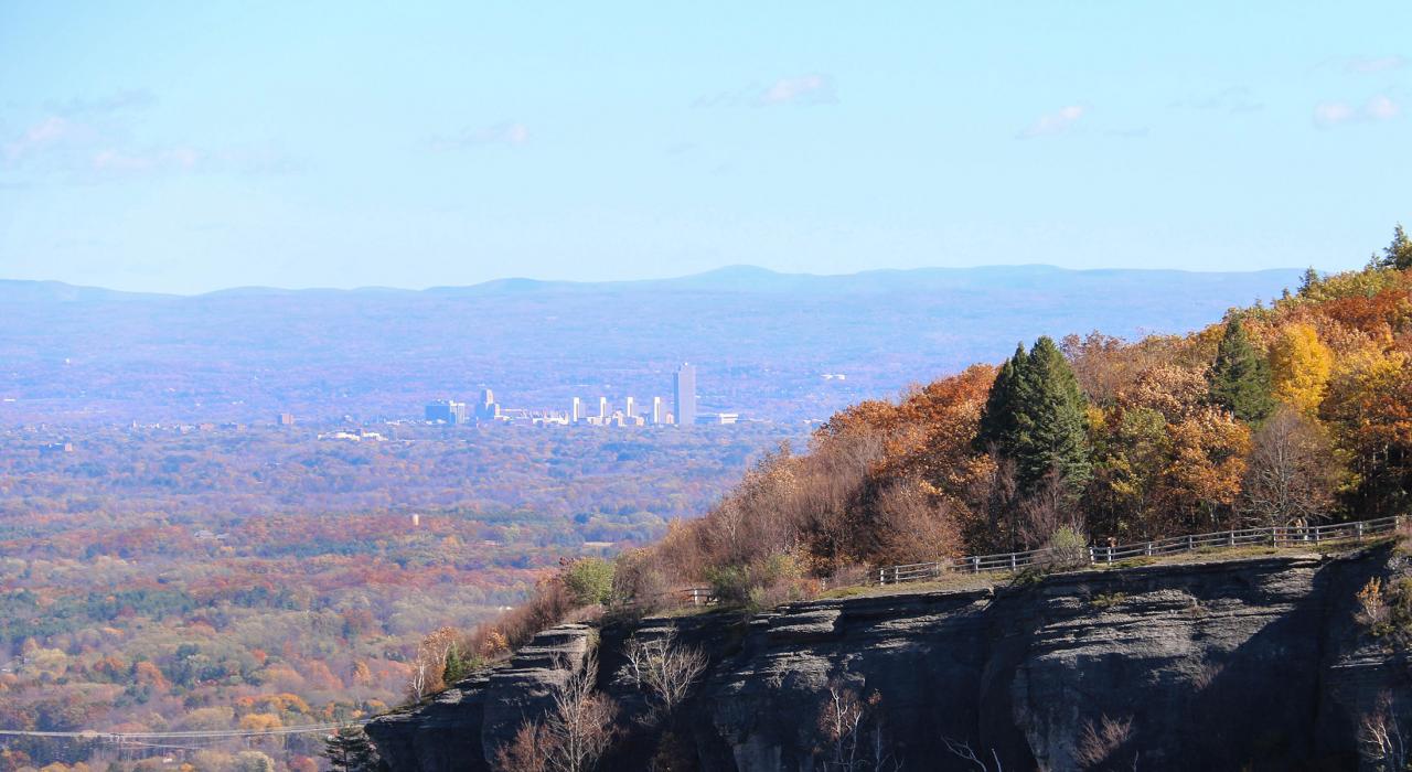 从约翰·博伊德·撒切尔州立公园欣赏城市秋色