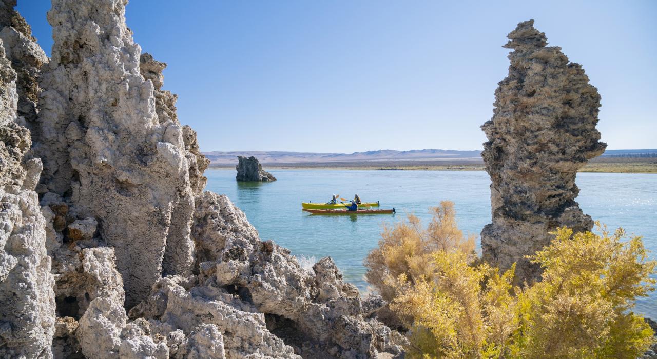 乘坐皮划艇沿着加利福尼亚州莫诺湖上的凝灰岩沉积物一路浏览