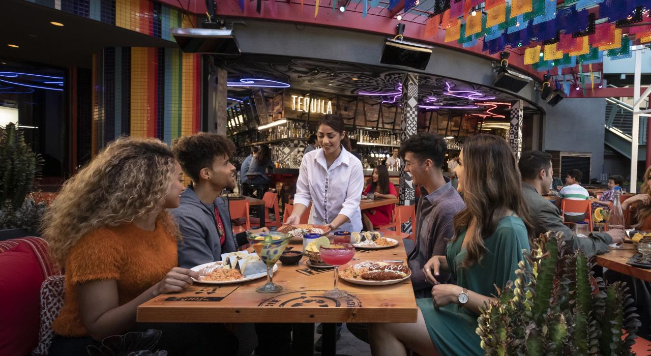 在 Universal CityWalk 的 Antojitos Cocina Mexicana 餐厅露天用餐 在 Universal CityWalk 的 Antojitos Cocina Mexicana 餐厅露天用餐