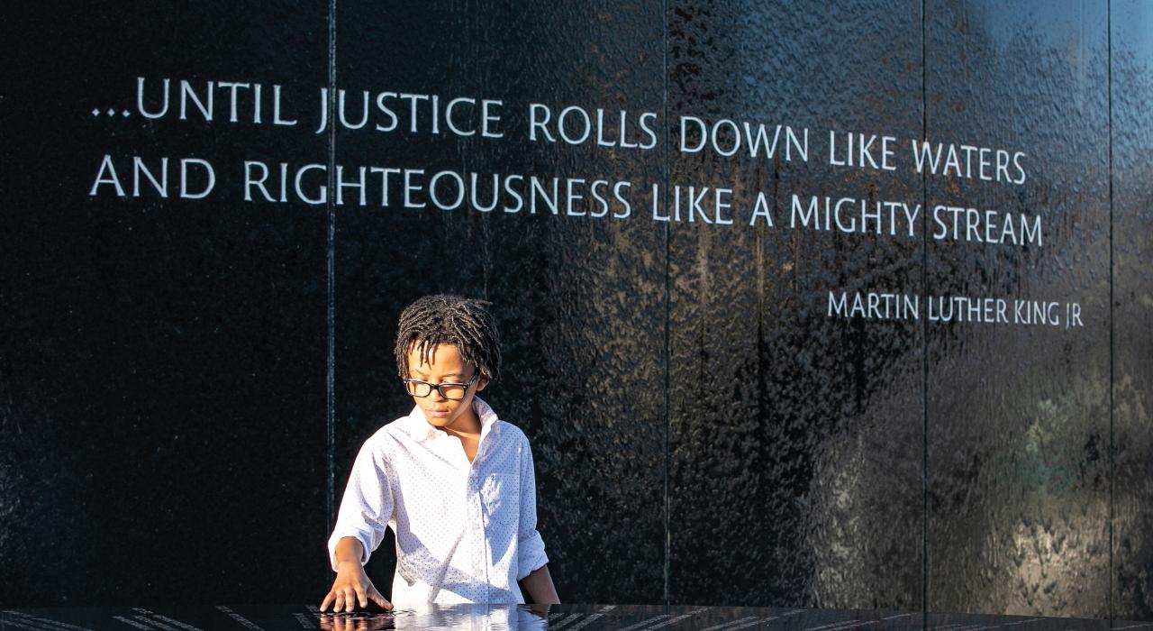 参观阿拉巴马州蒙哥马利民权纪念碑的男孩