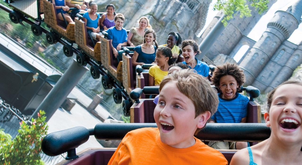 在 Universal Studios Hollywood 的 The Wizarding World of Harry Potter™ 乘坐 Flight of the Hippogriff™ 过山车 在 Universal Studios Hollywood 的 The Wizarding World of Harry Potter™ 乘坐 Flight of the Hippogriff™ 过山车