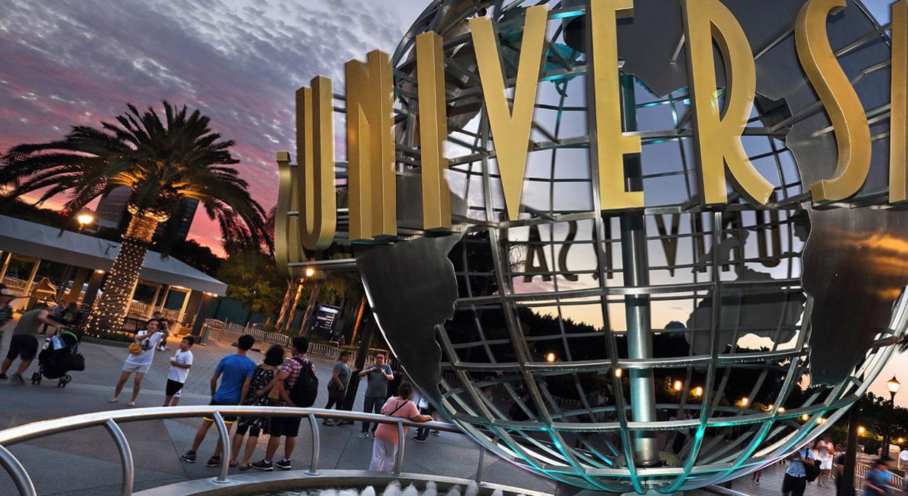黄昏映照下的 Universal Studios Hollywood 的标志性球形标志 黄昏映照下的 Universal Studios Hollywood 的标志性球形标志