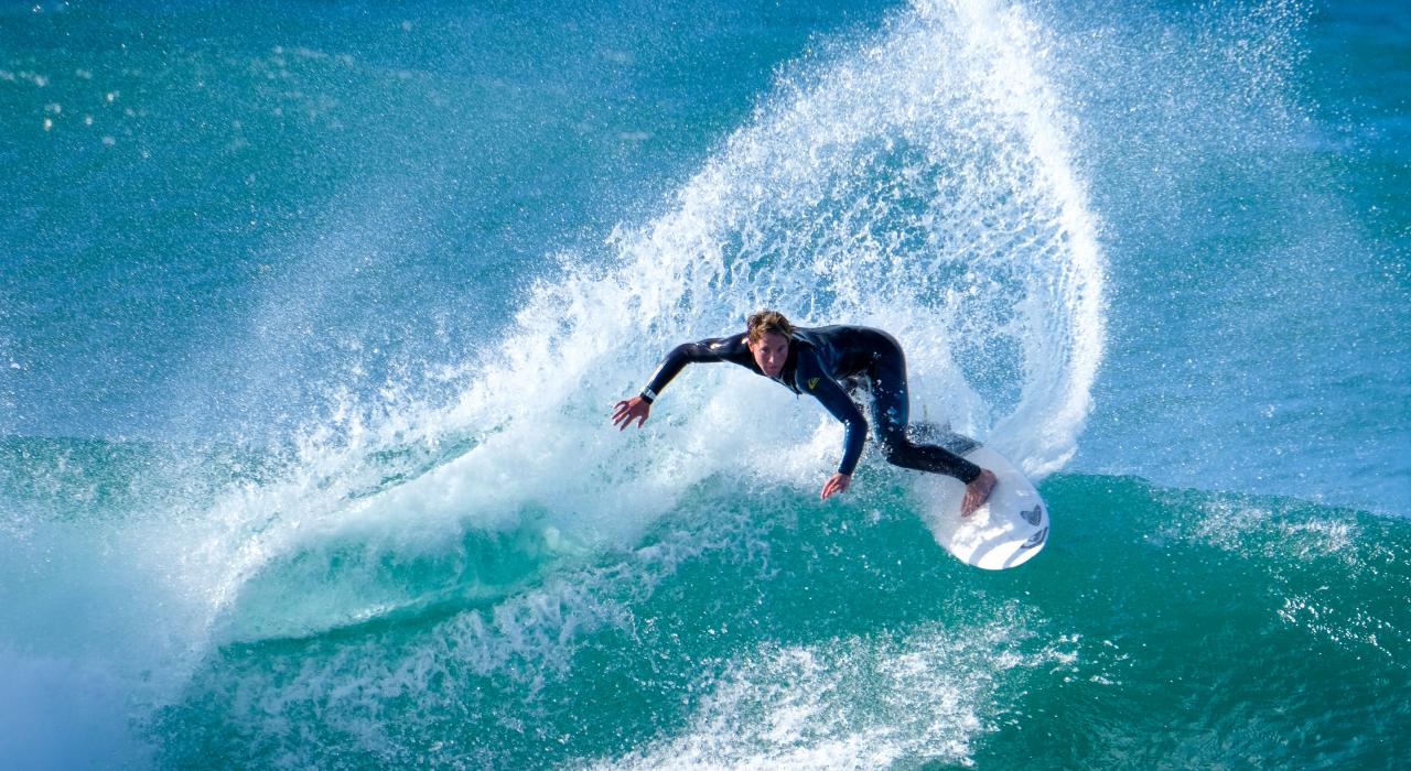 在这座城市的多处迷人海滩之一畅享冲浪乐趣