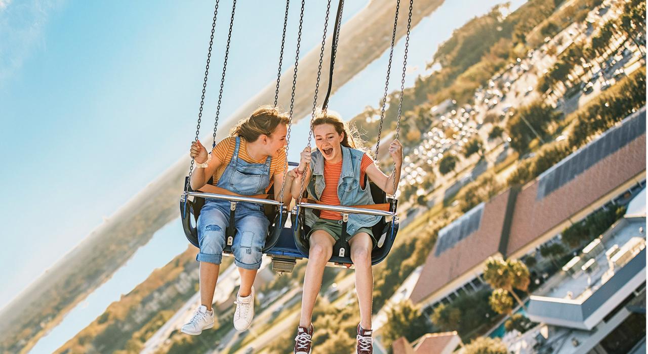 乘坐国际大道上的奥兰多旋转飞轮，在城市上空旋转翱翔