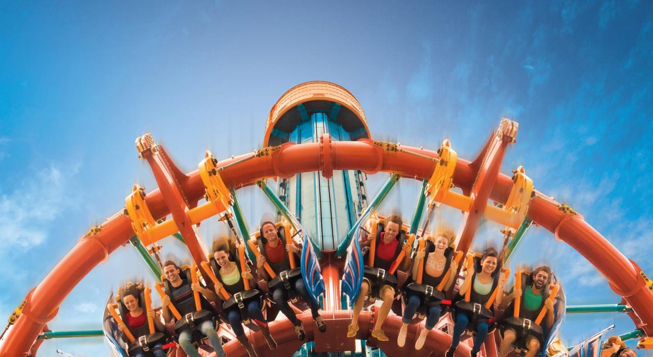 坦帕湾布希花园惊险刺激的“愤怒的猎鹰”跳楼机体验