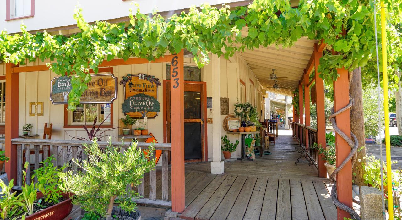 老城内的蒂梅丘拉橄榄油公司商店外的人行道