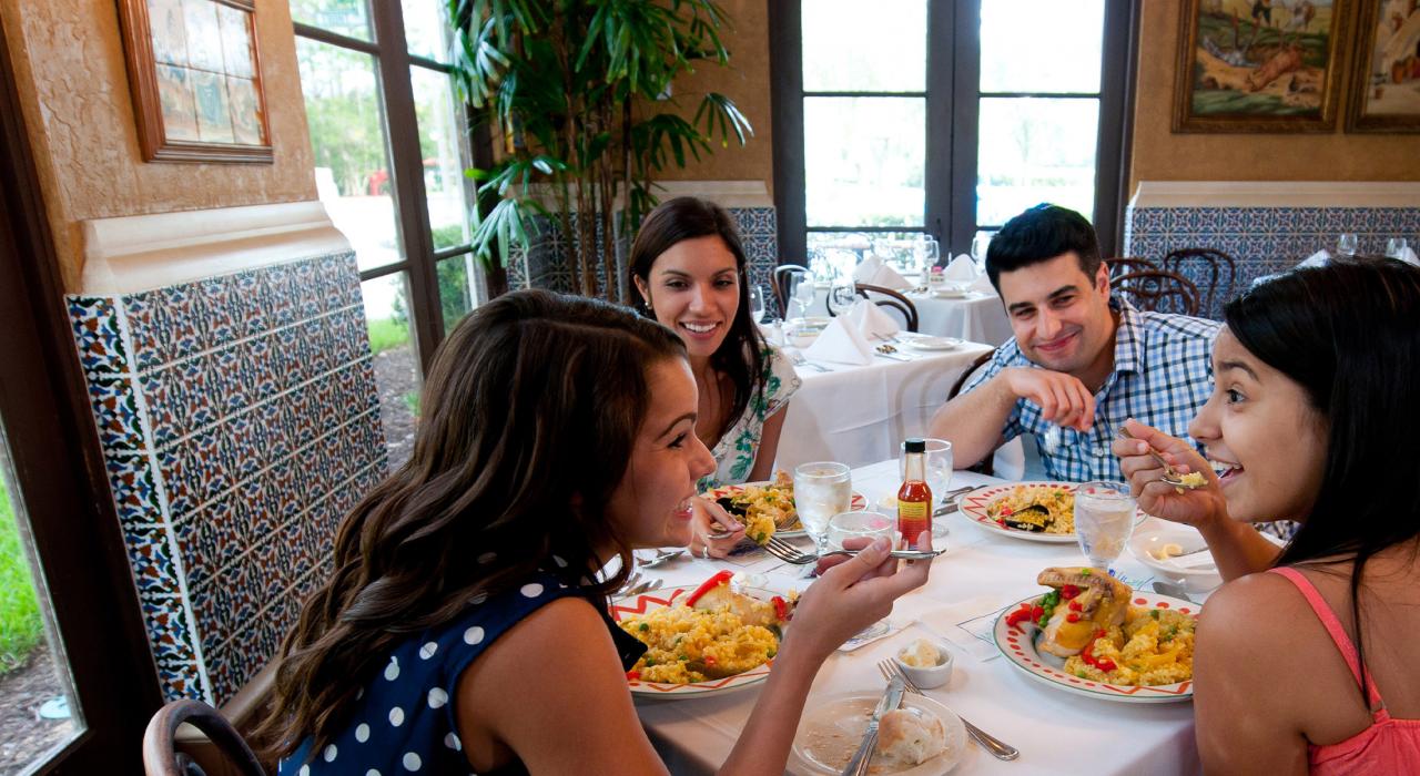 一家人在哥伦比亚餐厅用餐庆祝