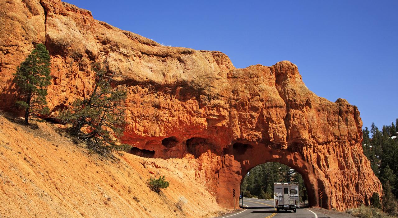 犹他州布莱斯峡谷国家公园附近 12 号观景道的红色峡谷隧道