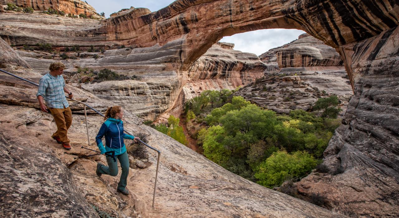 在犹他州天然桥国家纪念区徒步游览