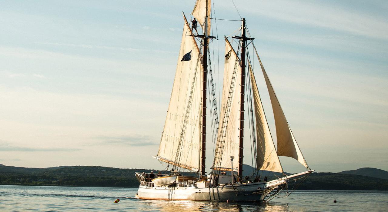 帆船驶离缅因州的 MidCoast 海岸 帆船驶离缅因州的 MidCoast 海岸