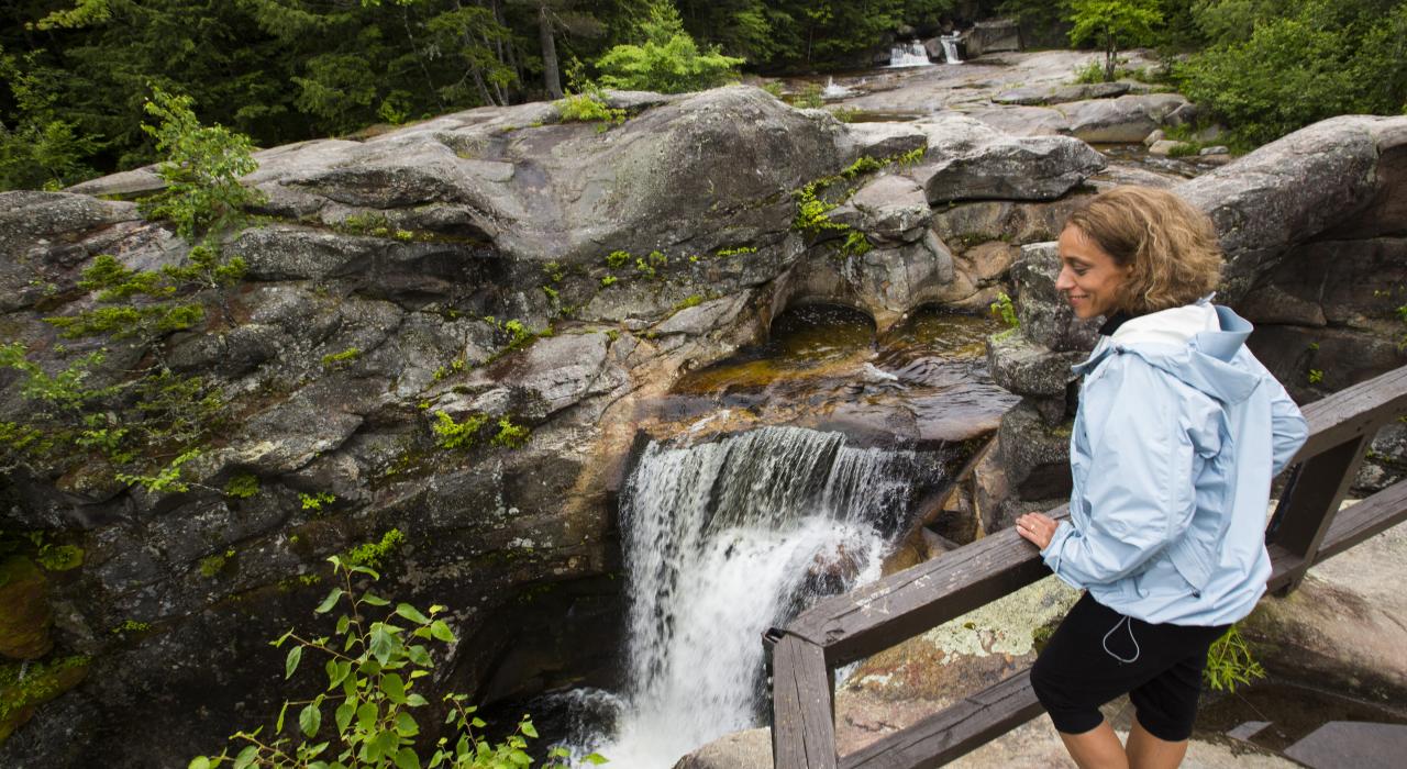 徒步去欣赏缅因州格拉夫顿峡谷州立公园的瀑布