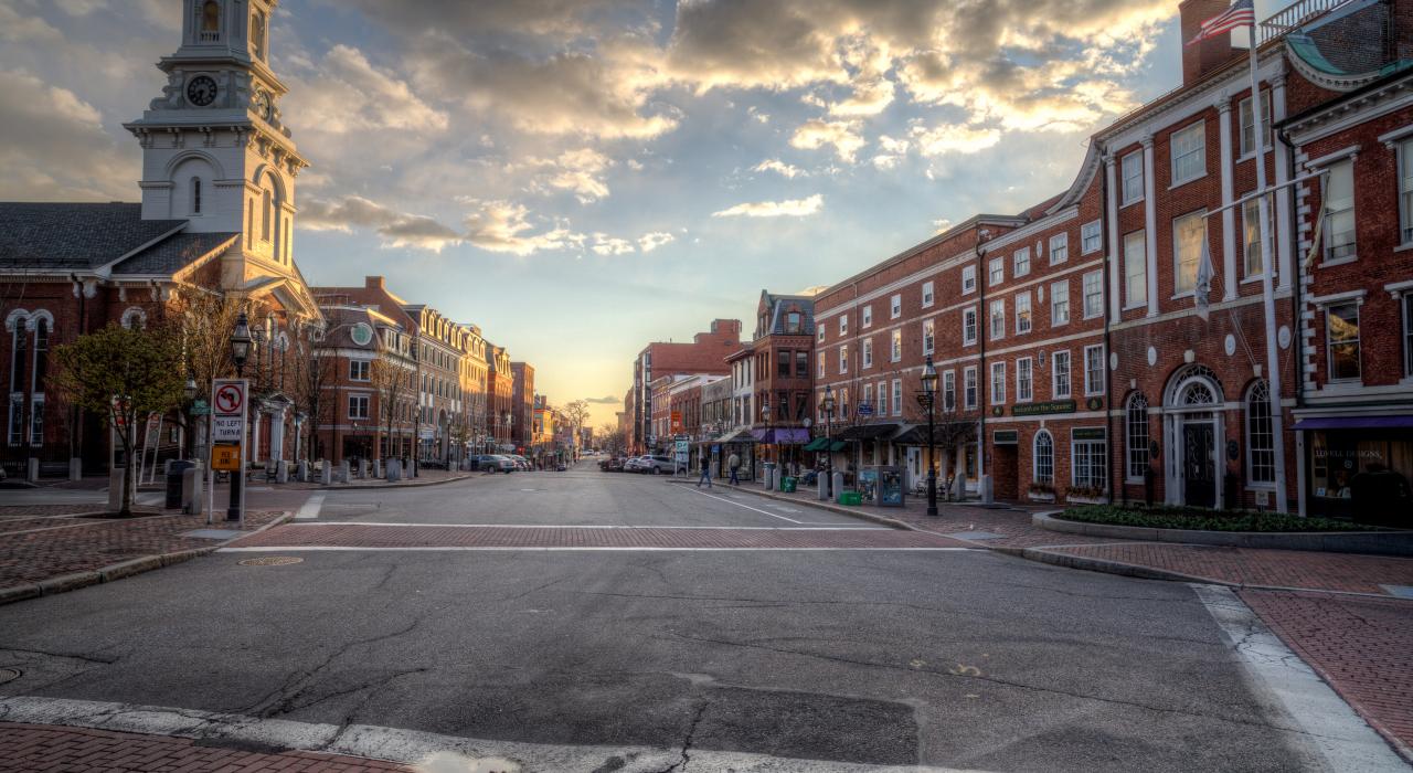 新罕布什尔州朴茨茅斯市中心的国会大街上历史建筑林立