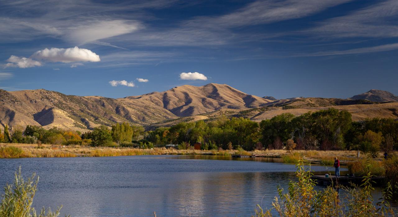 前往深受欢迎的钓鱼洞和户外休闲区 Edson Fichter 池塘，欣赏旖旎的山川风光。