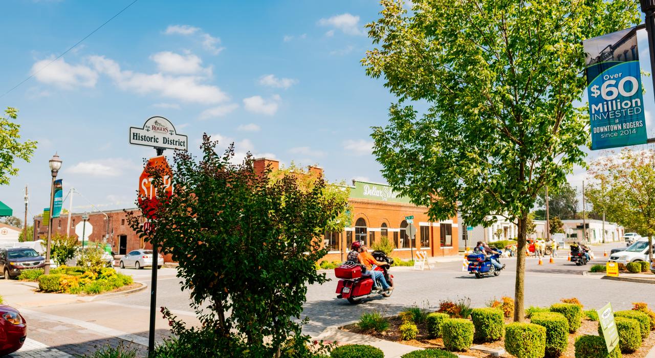 摩托车手在历史街区砖砌而成的街道上兜风