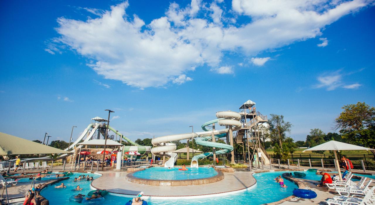 罗杰斯水上公园 (Rogers Aquatics Center) 惊险刺激的滑水道和漂流河