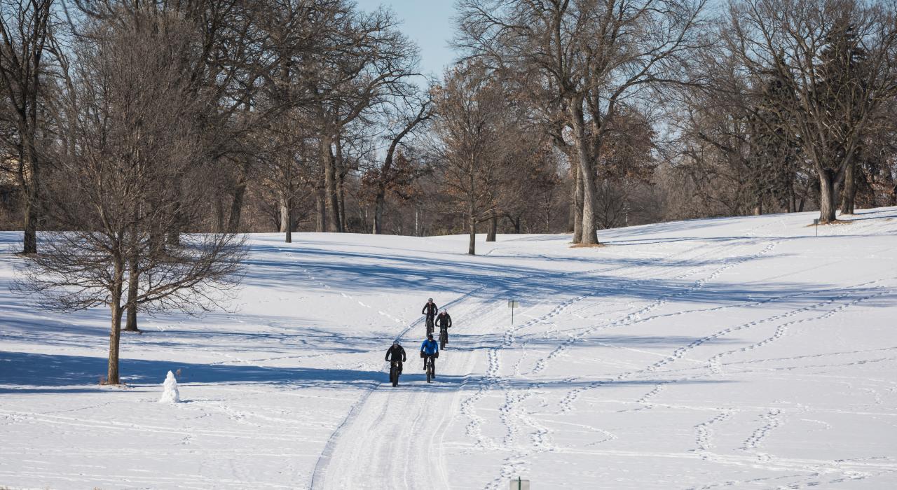 在黄金谷 Brookview Golf & Lawn Bowling 俱乐部骑上胖轮胎自行车体验雪地骑行