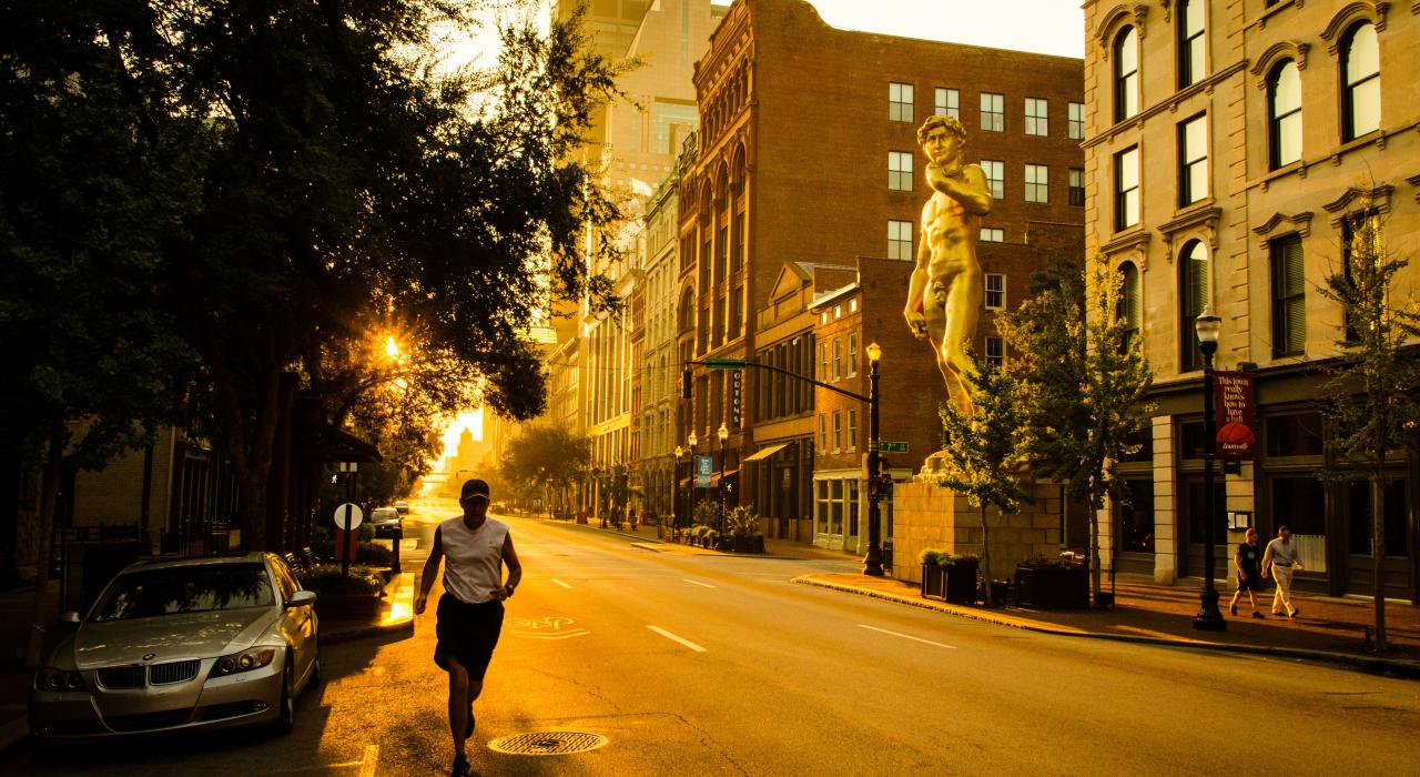 肯塔基州路易维尔市中心主街的日出