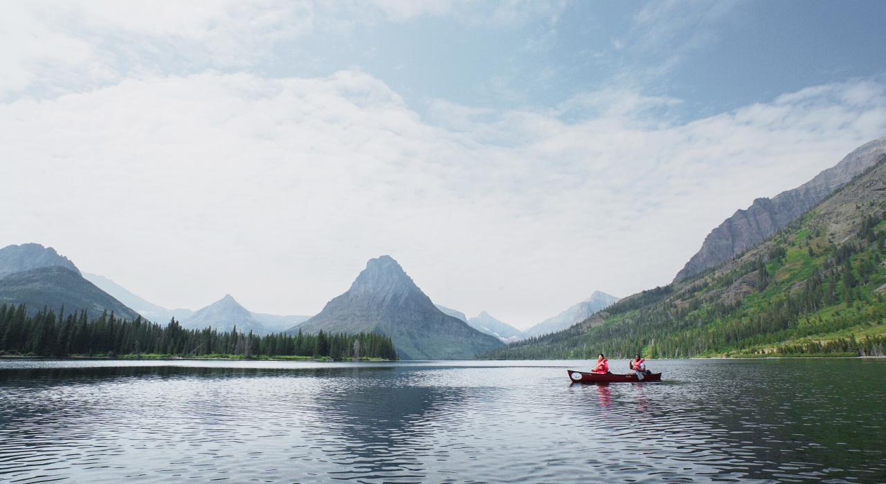 在蒙大拿州冰川国家公园的双药湖上体验独木舟