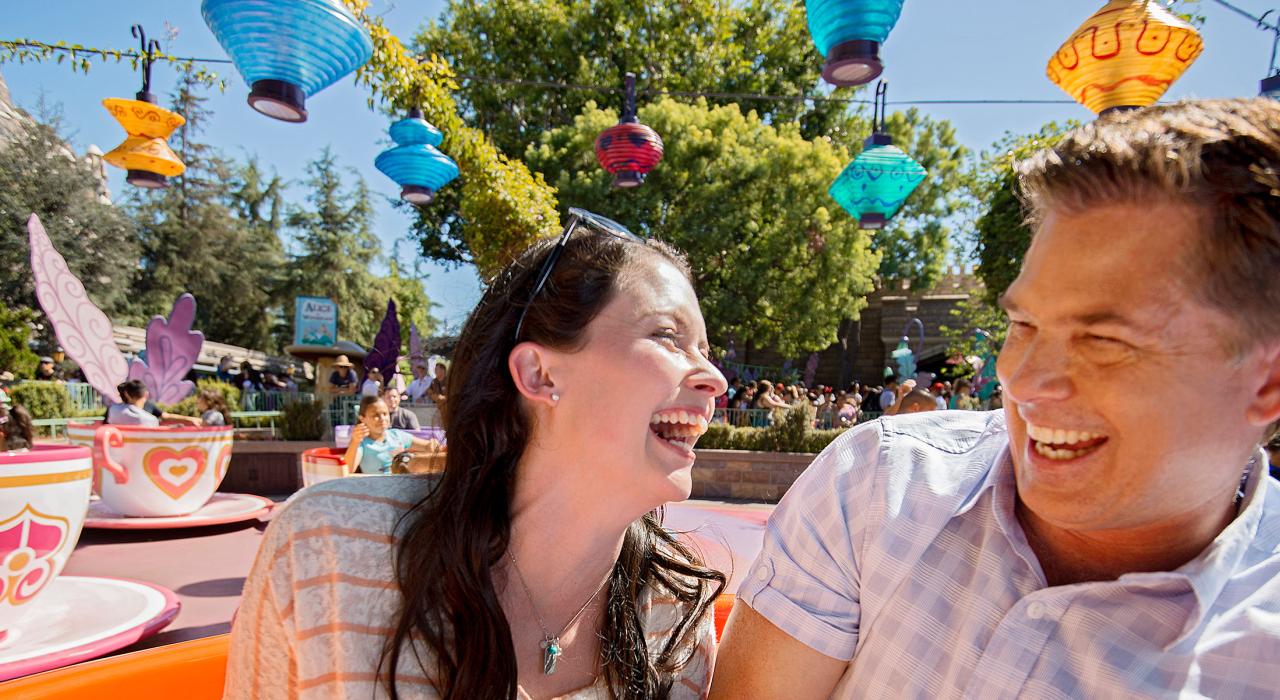 加利福尼亚州安纳海姆迪士尼乐园的疯狂茶会旋转杯上，人们脸上洋溢着灿烂的笑容