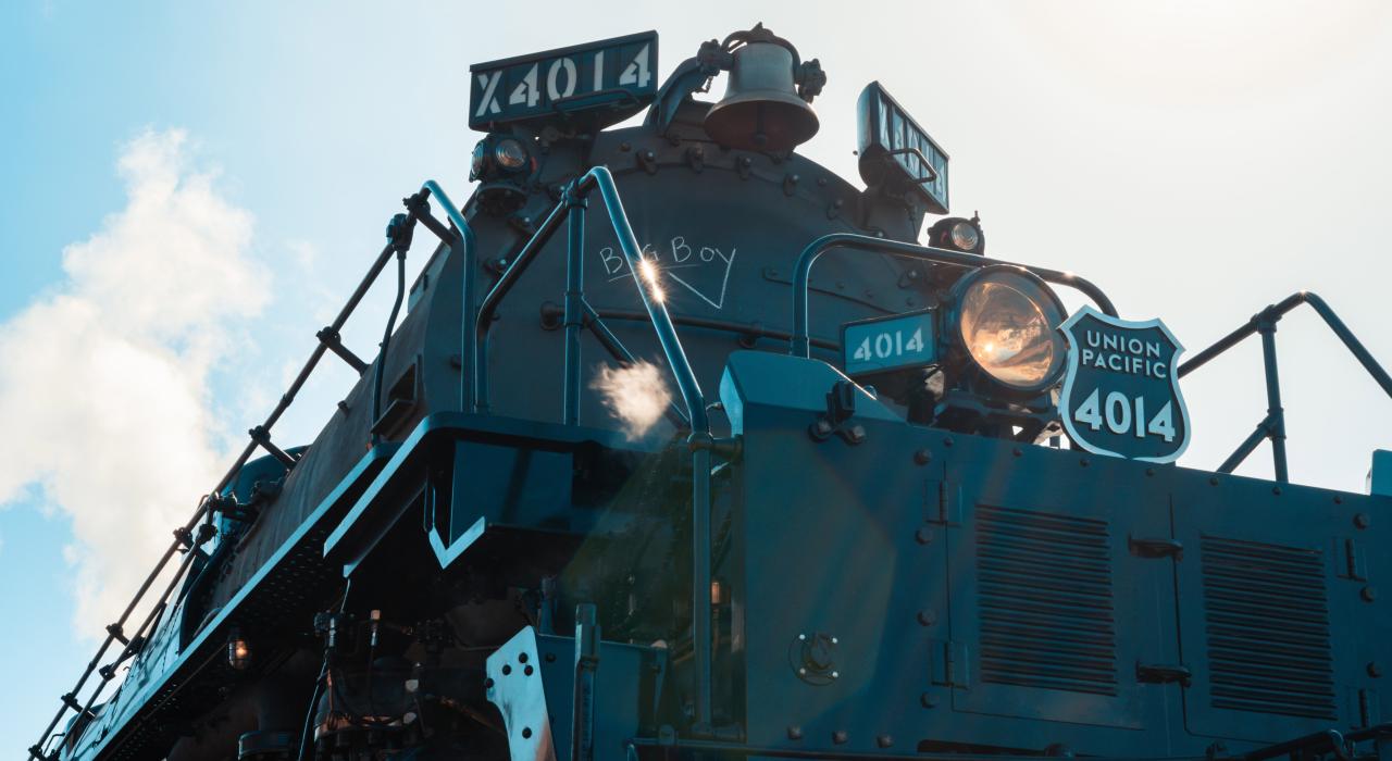 假日公园里的大男孩蒸汽机车