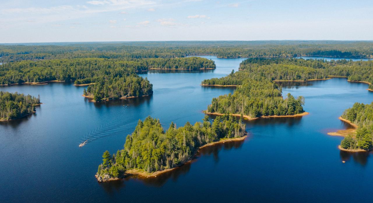 伊什珀明附近的格林伍德水库上点缀着一座座小岛