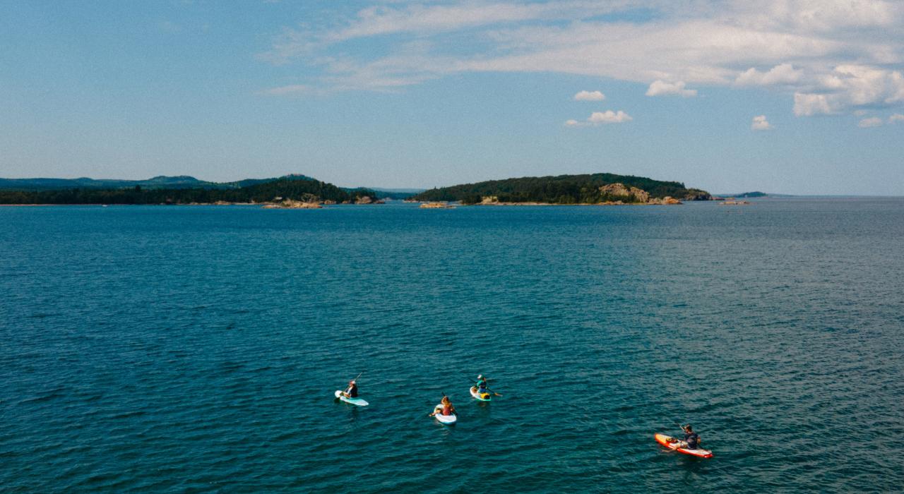 立式浆板爱好者飘荡在苏必利尔湖上