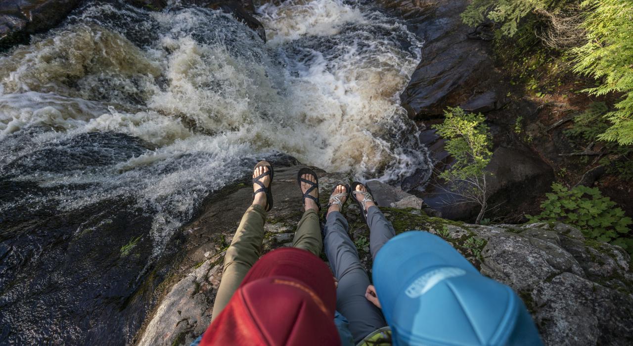 徒步远足者俯瞰错落有致的黄狗瀑布