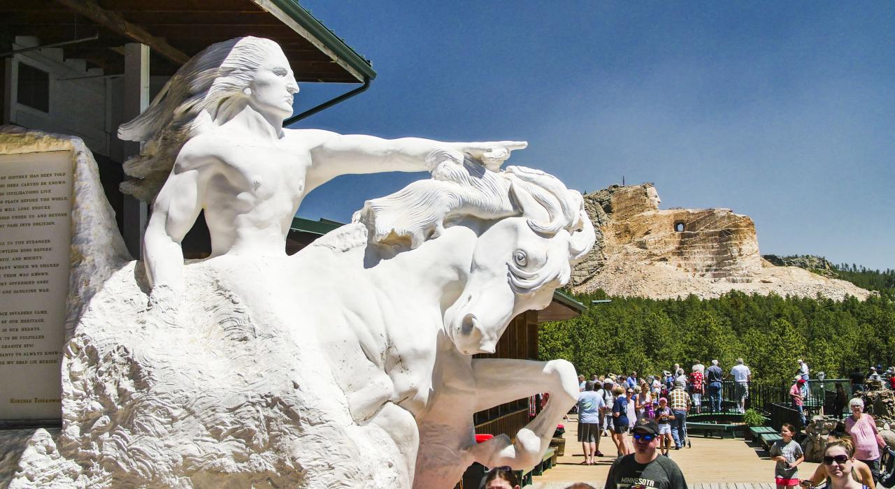 南达科他州纪念碑前正在雕刻的疯马纪念雕像模型