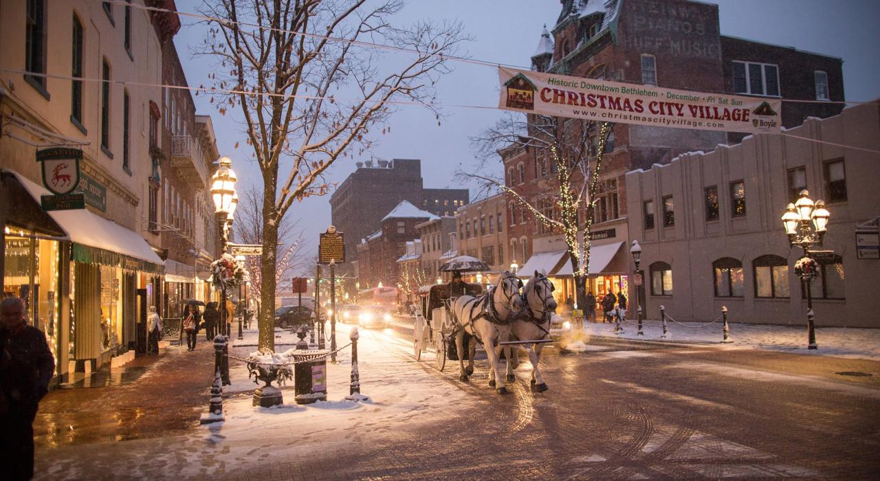 在圣诞节乘马车游览伯利恒市中心