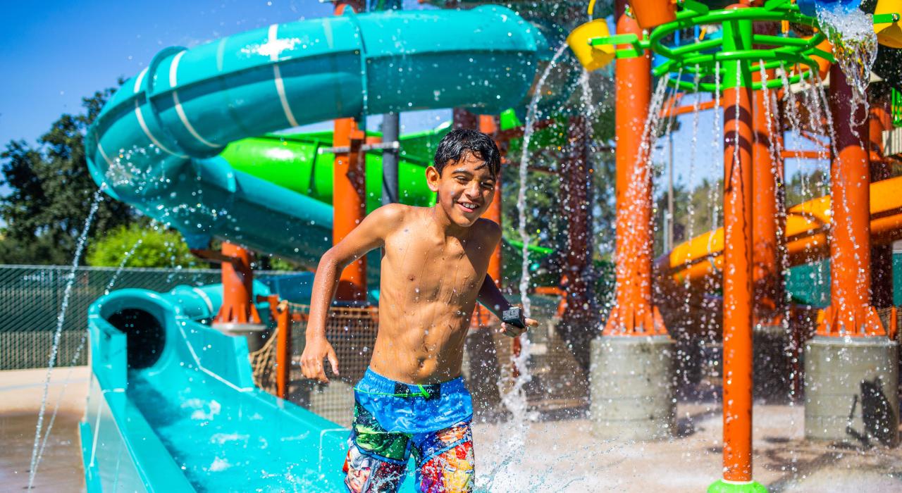 在维塞利亚探险乐园 (Visalia Adventure Park) 中的红杉泉 (Sequoia Springs) 水上乐园体验戏水之乐