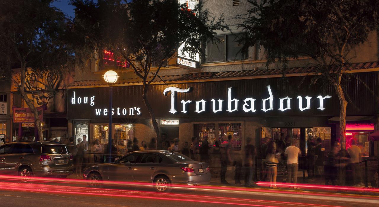 音乐爱好者为了在 Troubadour 俱乐部观看演出排起了长队 音乐爱好者为了在 Troubadour 俱乐部观看演出排起了长队