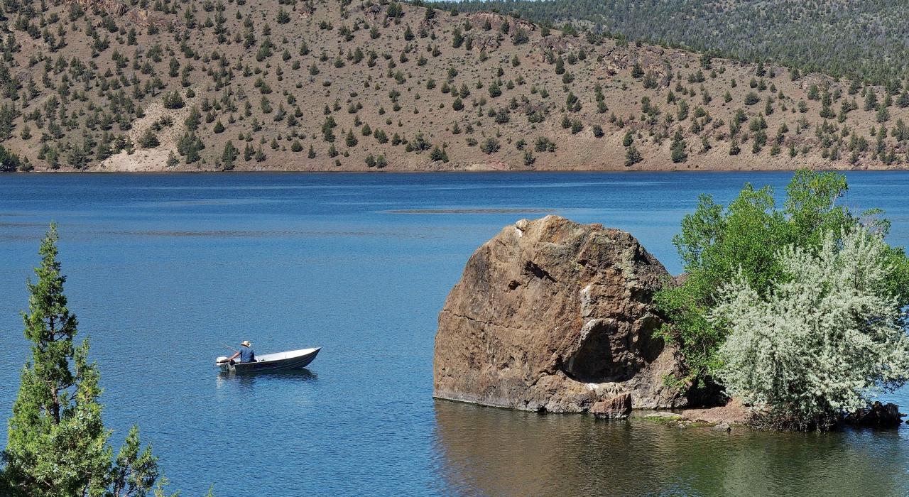 在俄勒冈中部地区普赖恩维尔水库州立公园泛舟
