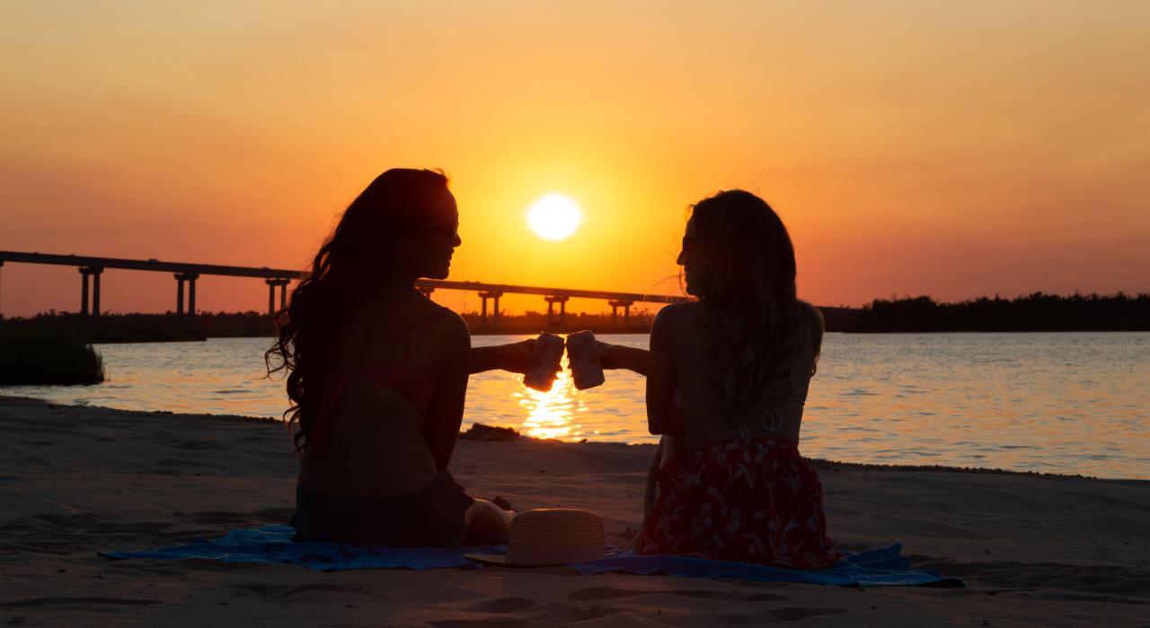 从路易斯安那州查尔斯湖金砖赌场酒店 (Golden Nugget Lake Charles Hotel & Casino) 赌场酒店的沙滩欣赏日落