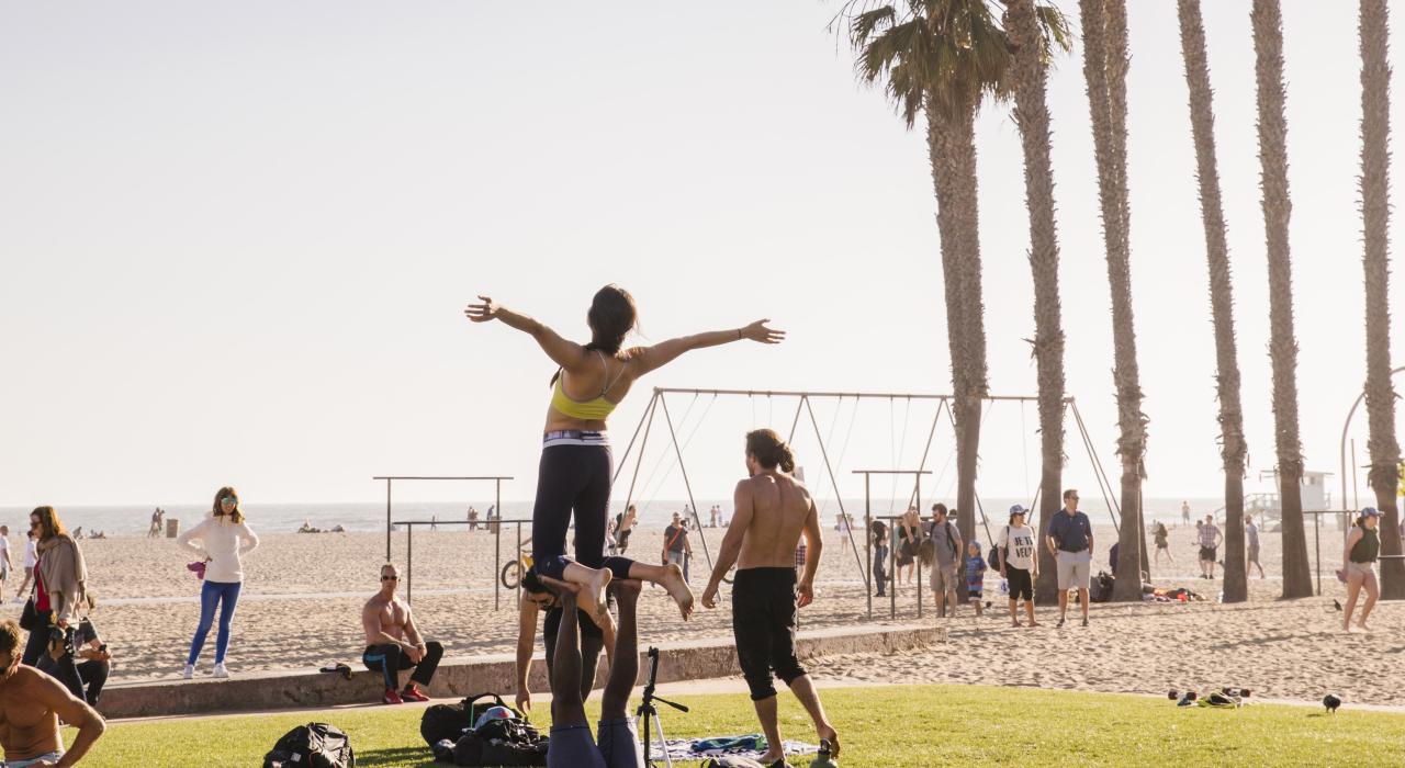 原始肌肉海滩 (Original Muscle Beach) 有杂耍艺人和运动员训练 原始肌肉海滩 (Original Muscle Beach) 有杂耍艺人和运动员训练