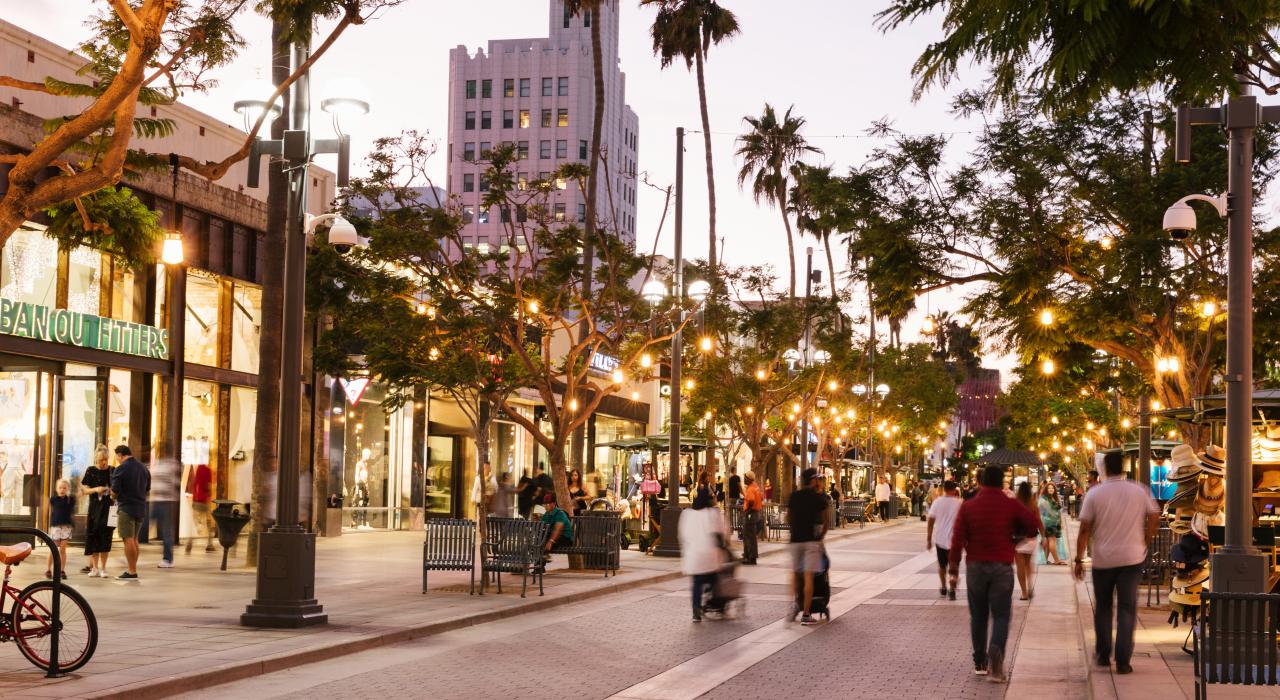 沿着第三步行街 (Third Street Promenade) 逛街 沿着第三步行街 (Third Street Promenade) 逛街