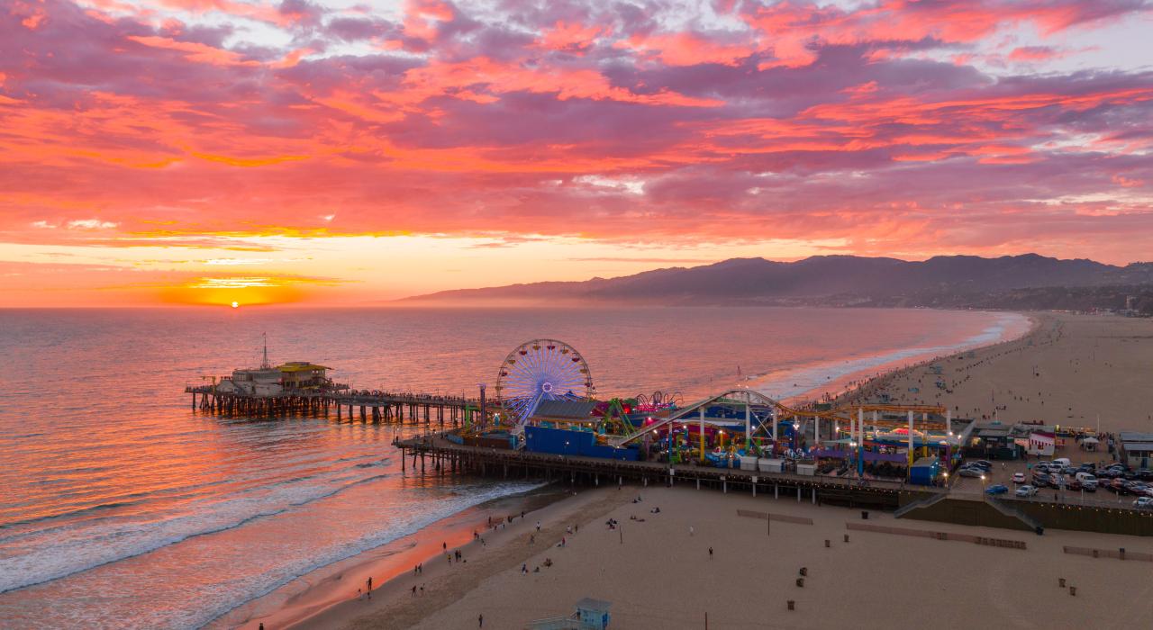 在圣莫尼卡码头 (Santa Monica Pier) 欣赏美轮美奂的太平洋日落 在圣莫尼卡码头 (Santa Monica Pier) 欣赏美轮美奂的太平洋日落