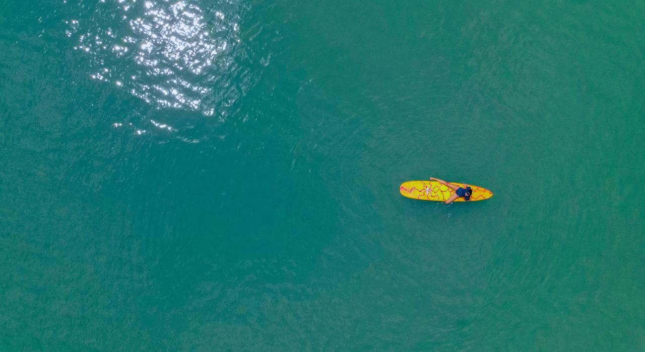 冲浪者在等待合适的海浪