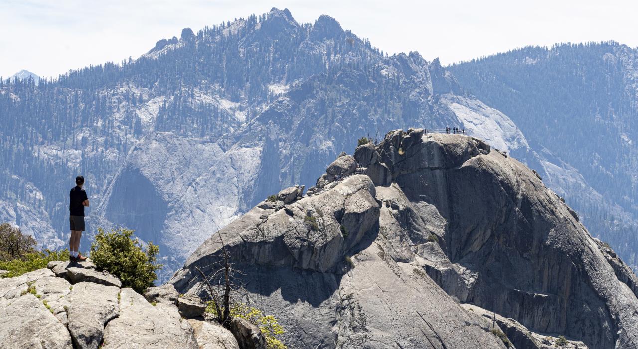 沿着美洲杉国家公园内的摩洛岩小径 (Moro Rock Trail) 踏上漫长的徒步之行