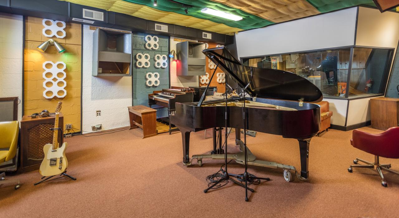 阿拉巴马州谢菲尔德马斯尔肖尔斯录音室内的一架钢琴
