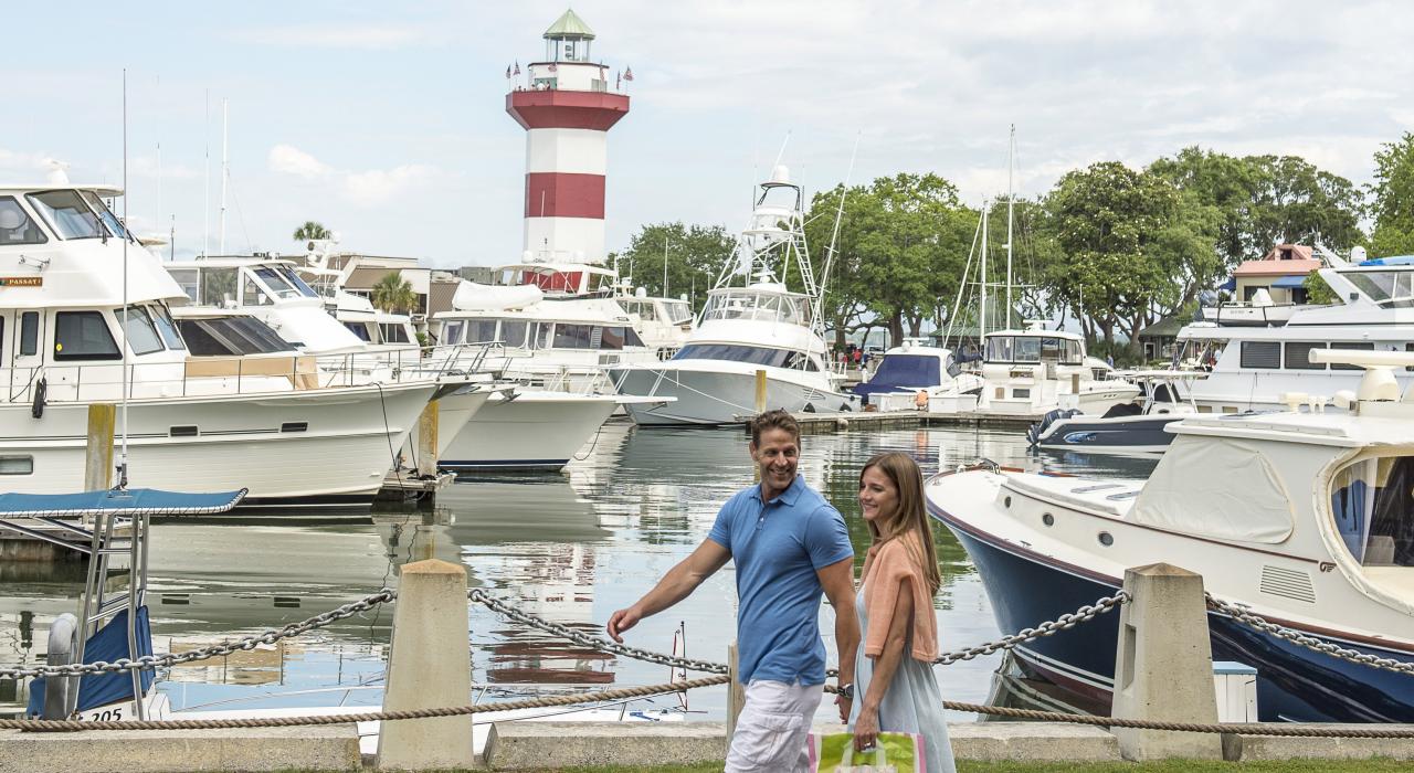 在希尔顿黑德岛的海港镇灯塔附近探索海滨的情侣