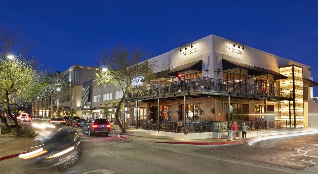 亚利桑那州斯科茨代尔奇尔兰广场夜景