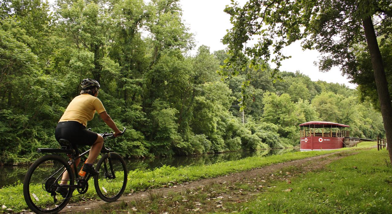 沿伊斯顿附近的特拉华州和理海国家遗产廊道 (Delaware & Lehigh National Heritage Corridor) 骑行